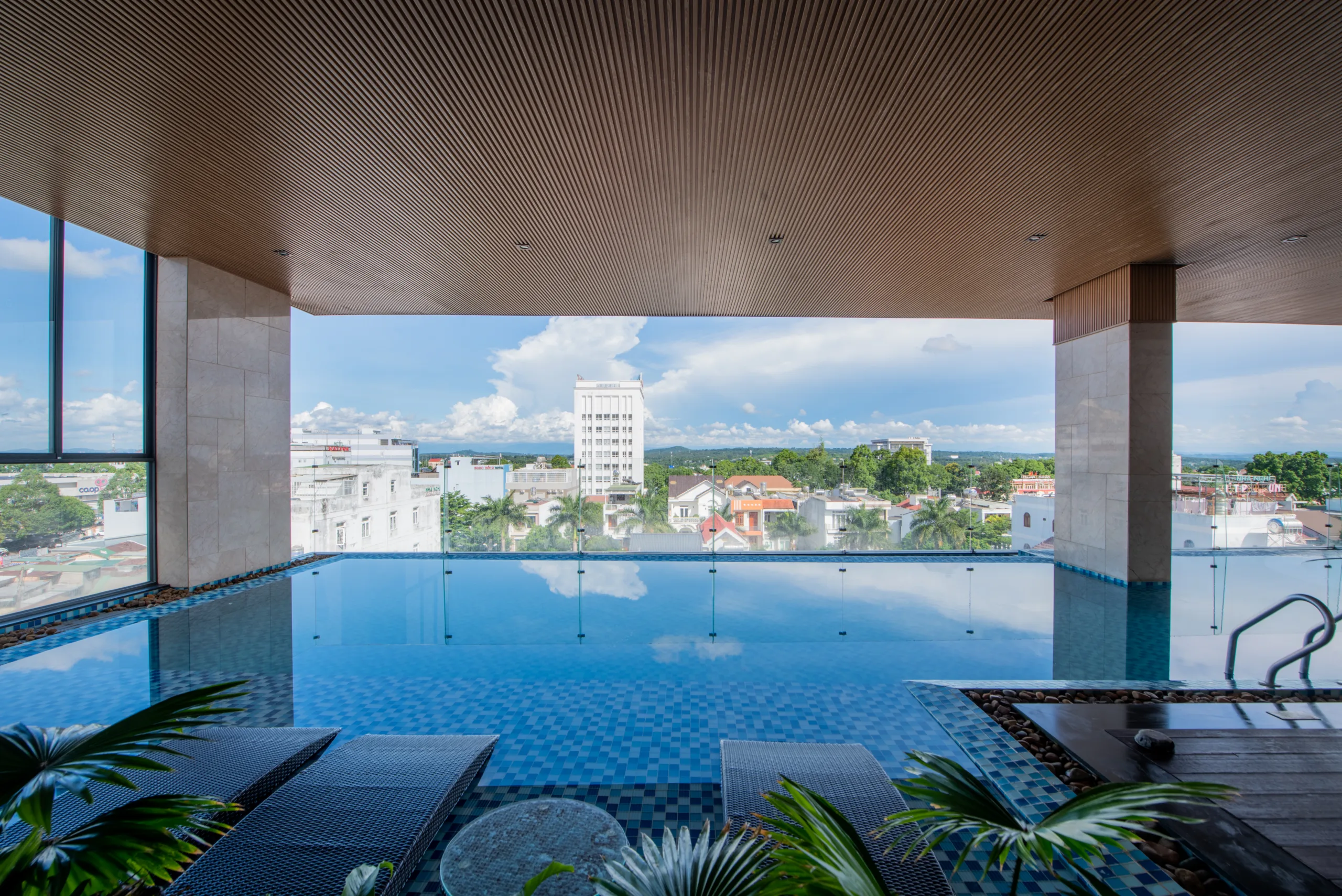 Check-in cùng top 5 khách sạn Buôn Ma Thuột có hồ bơi đẹp